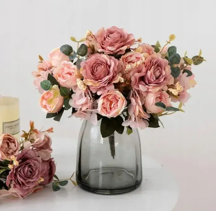 Sztuczne kwiaty jak prawdziwe – piękne dekoracje bez trosk