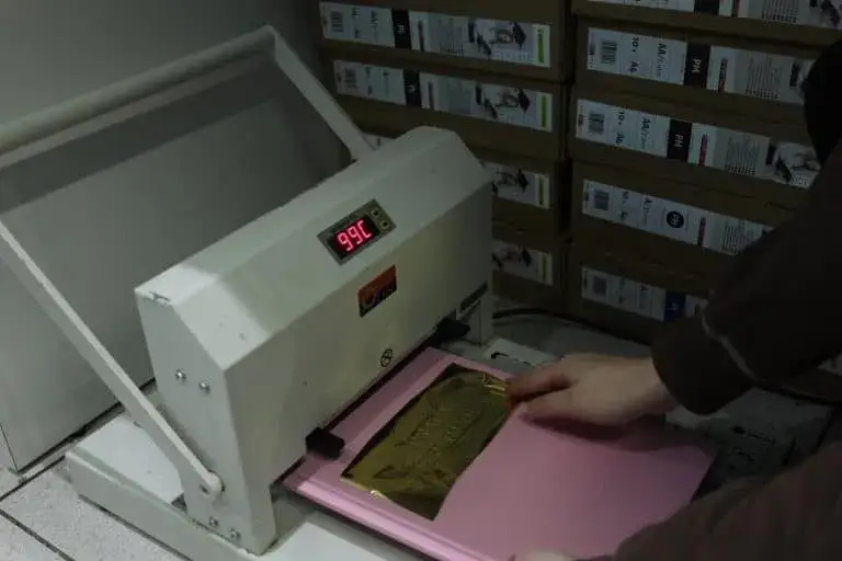 Druk pracy dyplomowej: ile czasu zajmuje? Sprawdź teraz!