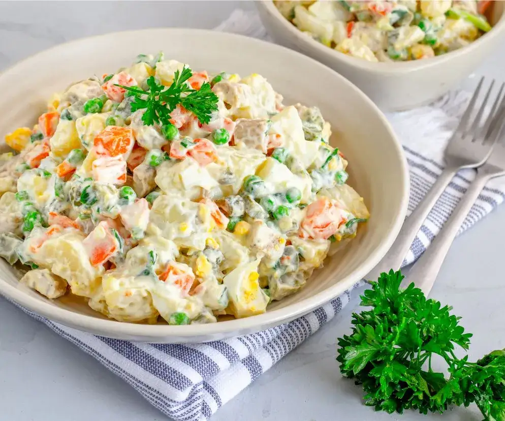 Sałatka jarzynowa: Jak długo bezpieczna? Przechowuj ją mądrze!