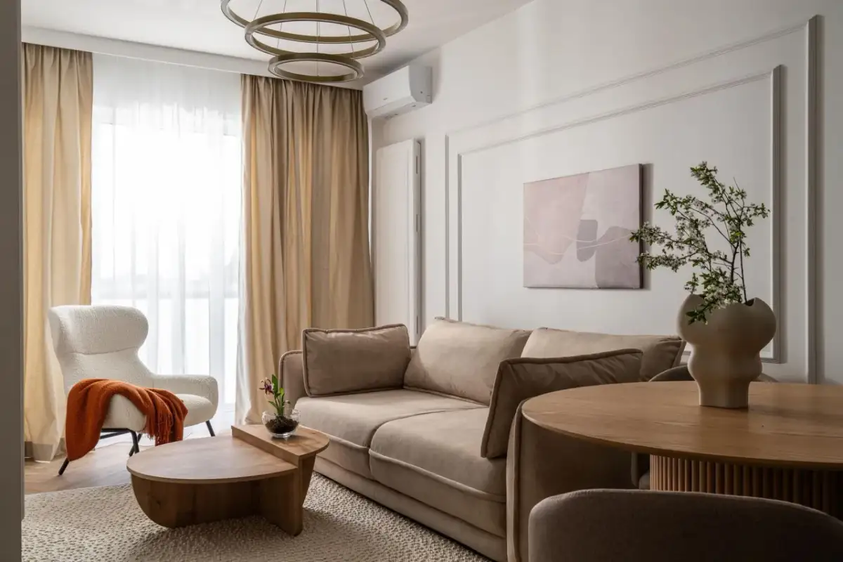 Beżowy salon: Jakie dodatki? Ożyw wnętrze i uniknij nudy!