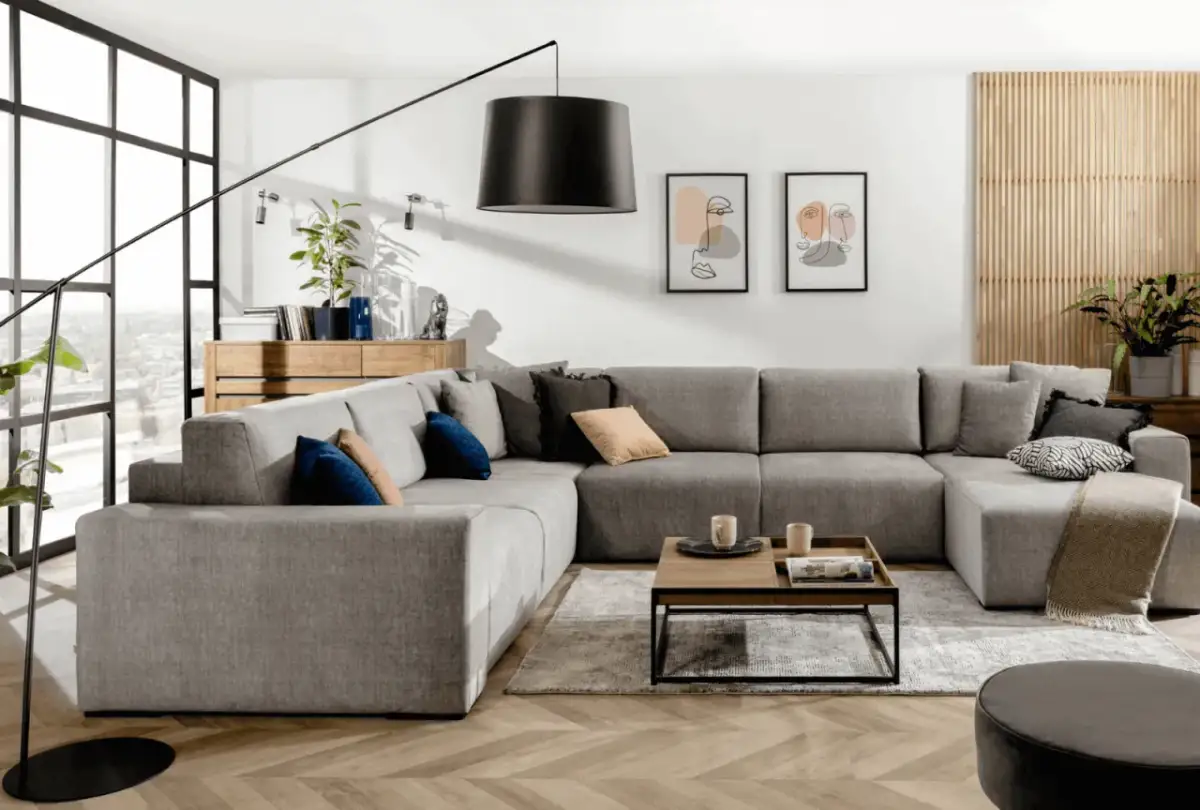 Jakie dodatki do szarej kanapy sprawią, że wnętrze ożyje?