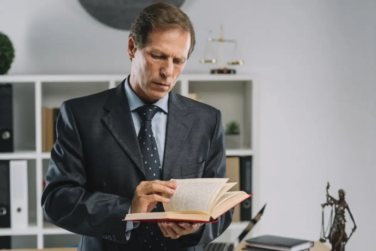 Prawnik, adwokat, radca prawny kim są i czym się różnią?