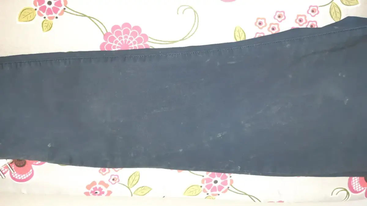 Jak usunąć białe plamy na czarnych spodniach po praniu skutecznie?