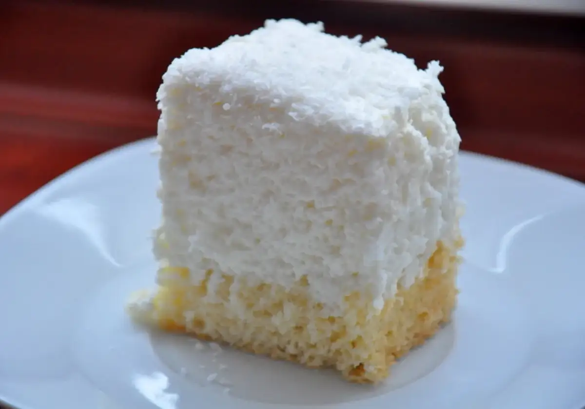 Przepis na ciasto Rafaello z bitą śmietaną – prosty deser na każdą okazję