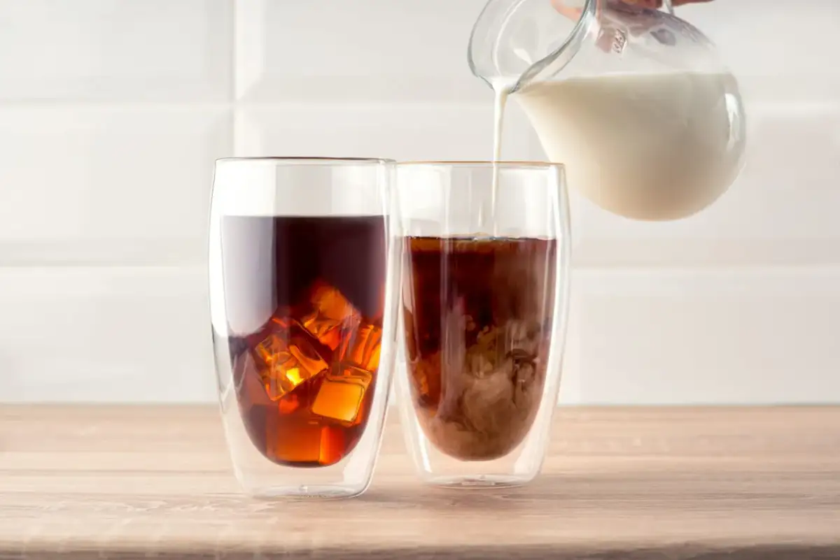 Czym zastąpić mleko do kawy? Odkryj najlepsze alternatywy roślinne