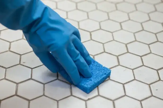 Skuteczne sposoby na mycie kafelek w kuchni, które usuną każdy brud