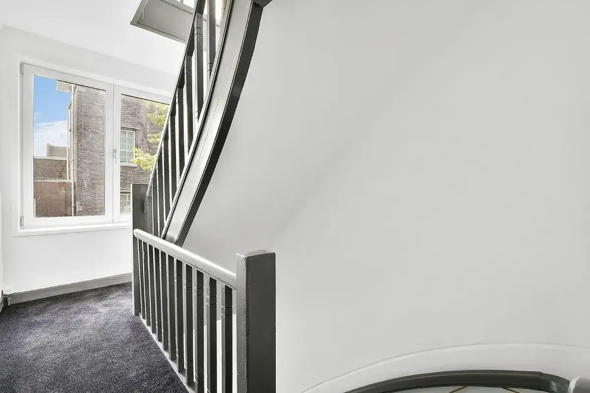 Jak ozdobić okno na klatce schodowej: 7 pomysłów i wskazówek