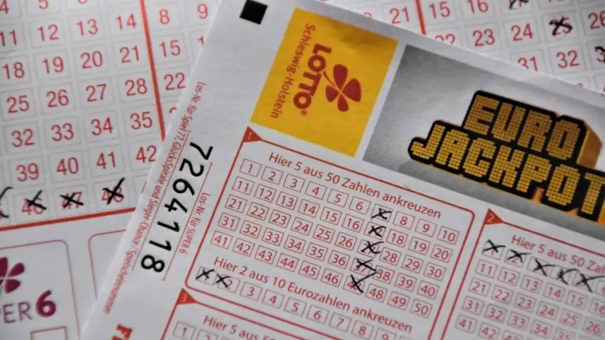 Zbliżenie na kupon Eurojackpot z zaznaczonymi liczbami i logo Lotto.