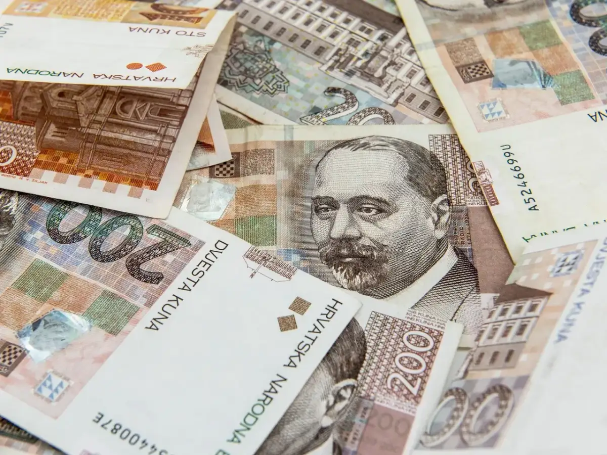 Chorwacja jaka waluta? Na zdjęciu banknoty dwustu kun, dawnej waluty Chorwacji.