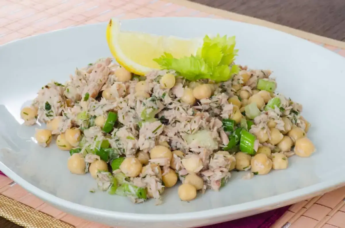 Ensalada de garbanzos con atún: tu receta perfecta y saludable
