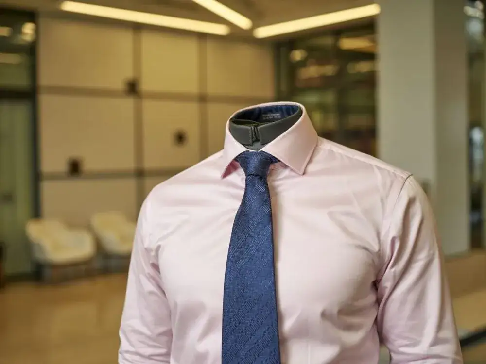 Jakie krawaty do różowej koszuli? Oto najlepsze połączenia stylowe