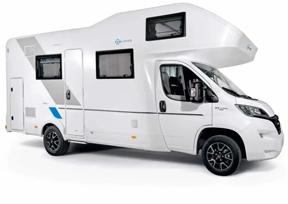 Biały kamper 3 osobowy Sun Living z podnoszonym łóżkiem nad szoferką, idealny na rodzinne wyprawy.