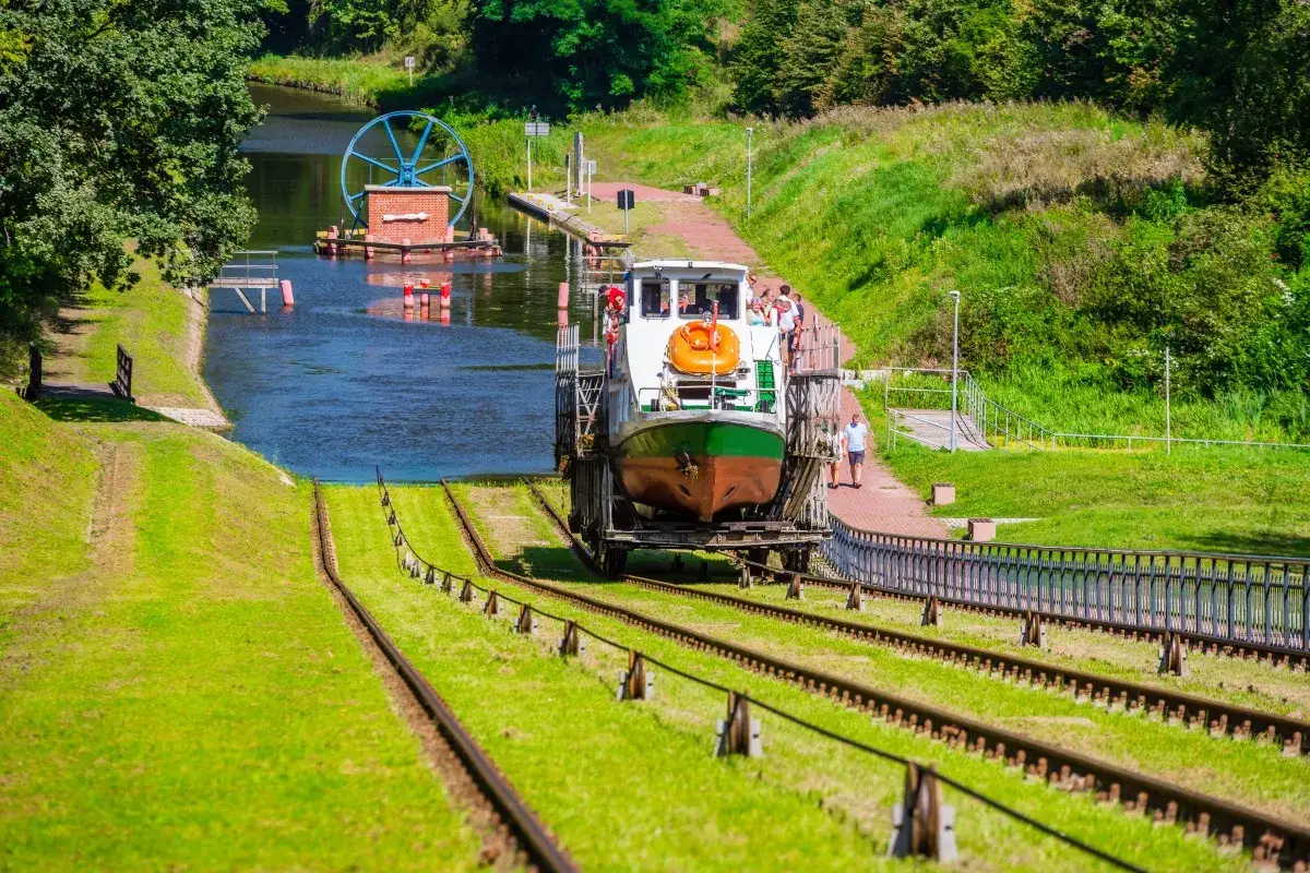 Kanał Elbląski: rejs po trawie, pochylnie i atrakcje przewodnik