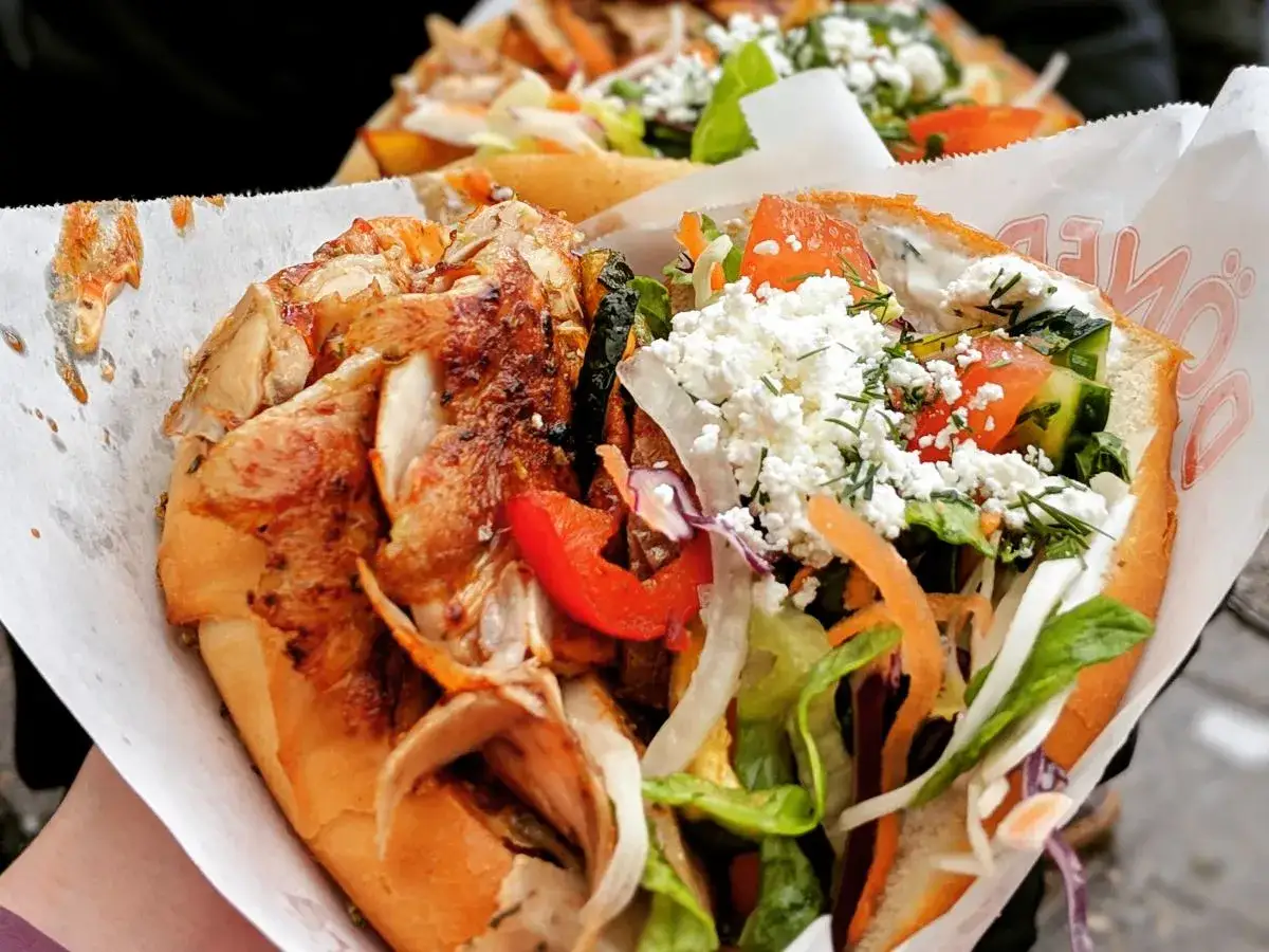 Kebab box: Ile kalorii? Poznaj liczby i jak je obniżyć