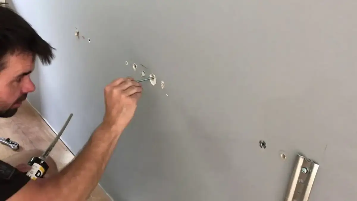 Jak powiesić szafkę na cienkiej ścianie bez wiercenia i uszkodzeń