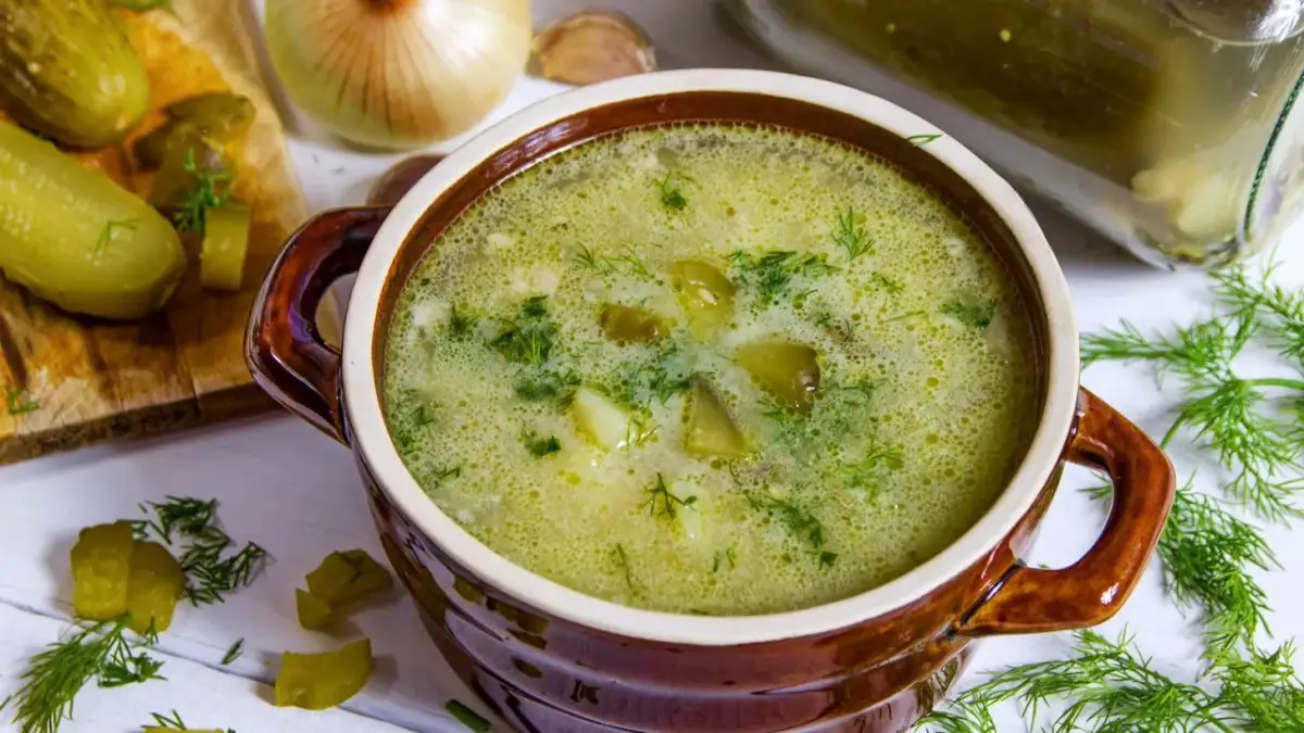 Jak zrobić idealną zupę ogórkową? Przepis na domowy klasyk!