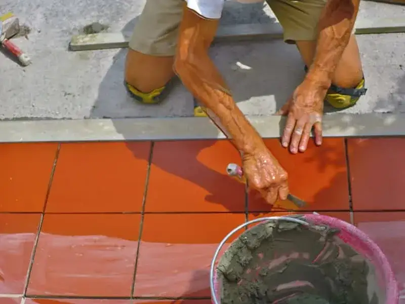 Jaką fugę na elewację wybrać, by uniknąć problemów z trwałością?