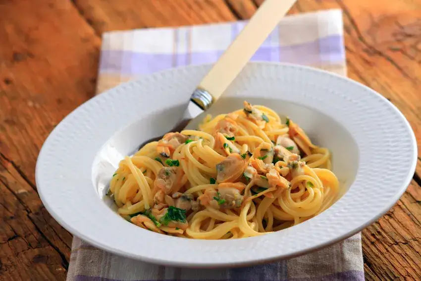 Proste spaghetti z małżami, które zaskoczy Twoich gości smakiem