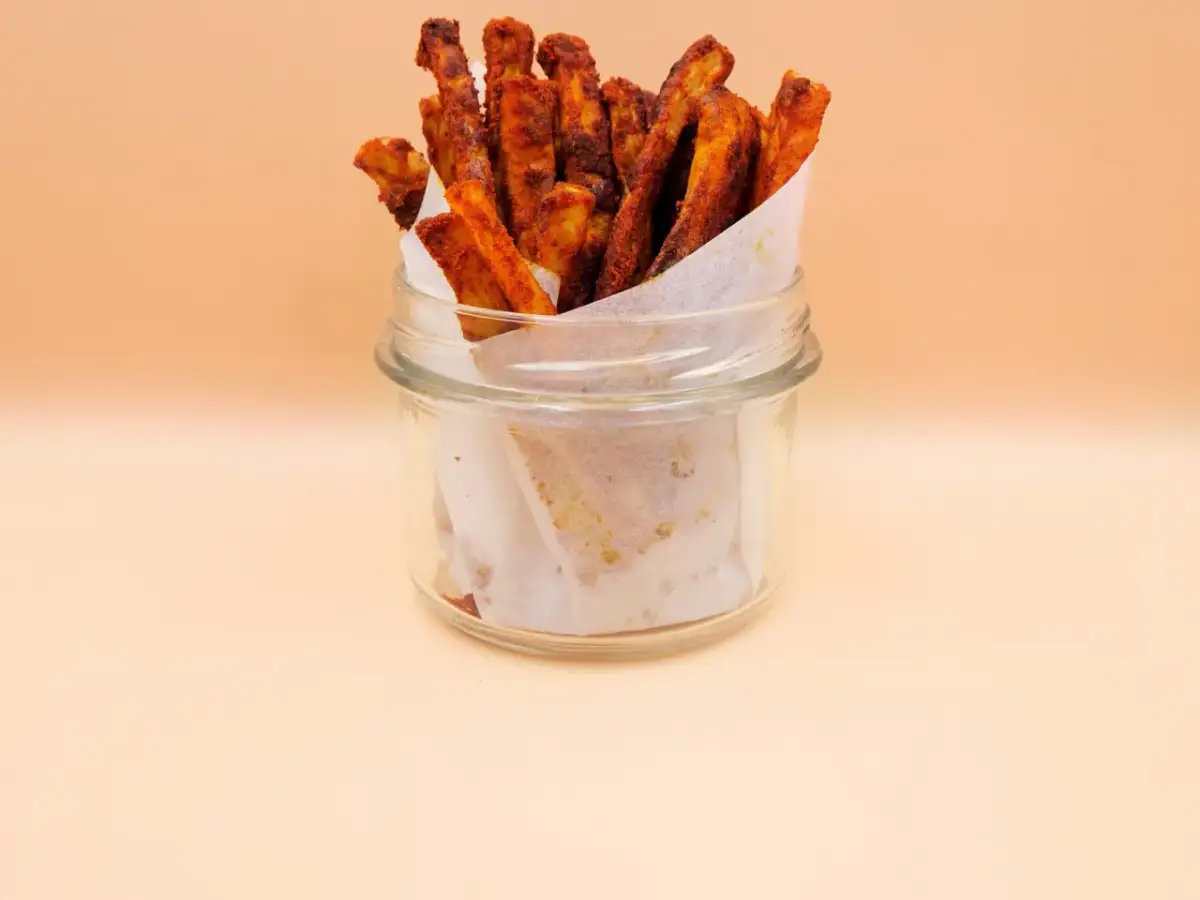Pikantne frytki w słoiku, idealne jako co do frytek na kolacje.
