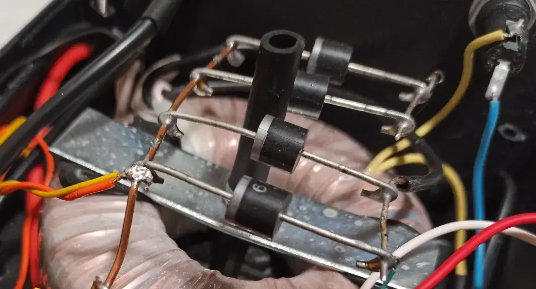 Jakie diody do prostownika 12V? Dobór, montaż i naprawa