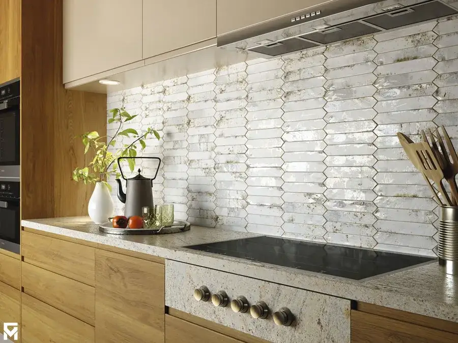 Ściana nad blatem w kuchni: Płytki, szkło, drewno co wybrać?