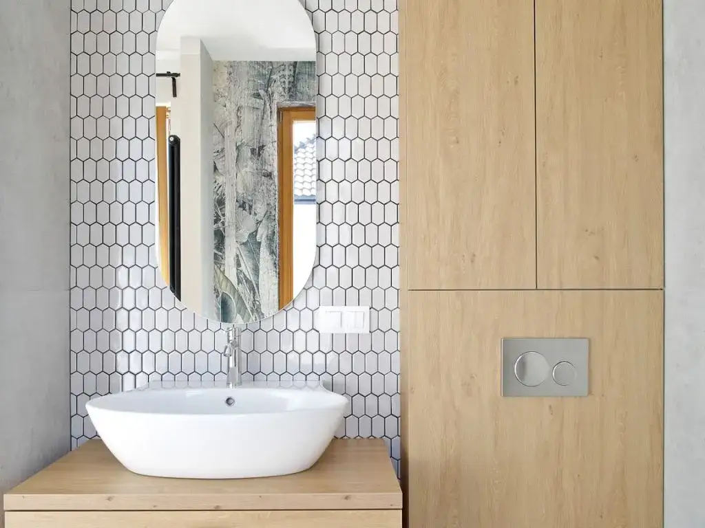 Czym wykończyć ściany łazienki, aby uniknąć problemów z wilgocią?