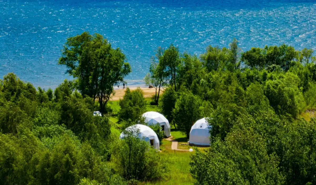 Najlepsze campingi nad jeziorem Czorsztyńskim z atrakcjami i udogodnieniami