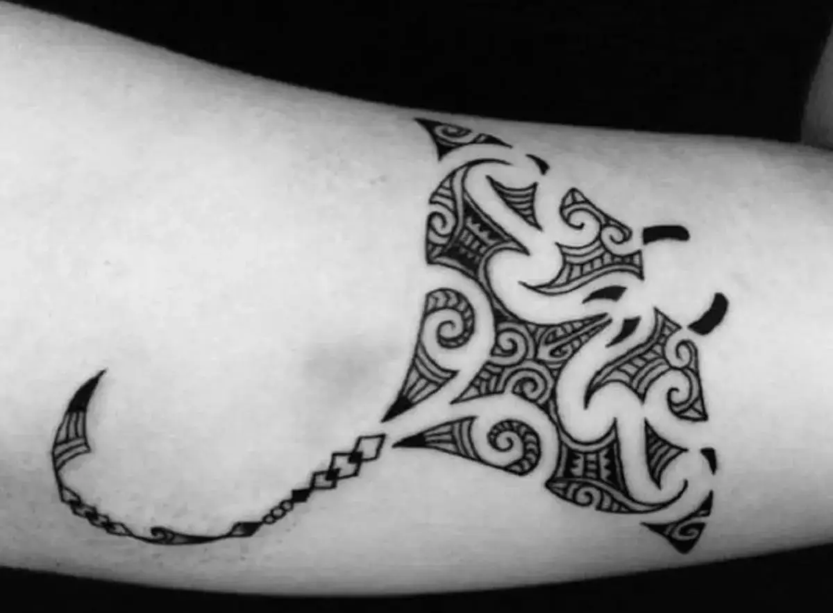 Tatuaże plemienne: Język tożsamości, historia i głębokie znaczenie.