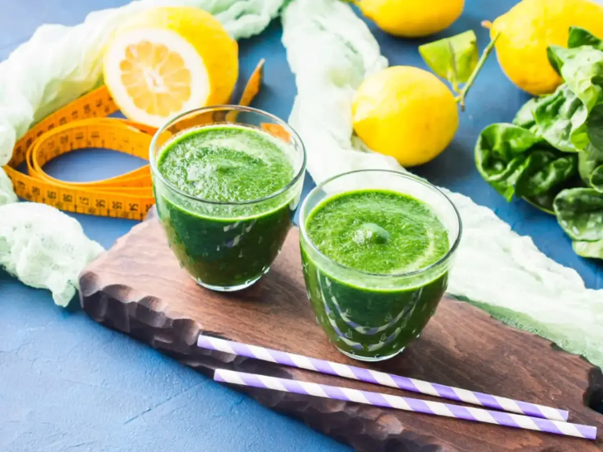 Zielone smoothie, cytryny i szpinak – idealne składniki na detoks organizmu. Miarka krawiecka sugeruje początek zdrowej przemiany.