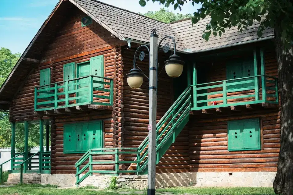 Dom z bali czy murowany - porównanie kosztów budowy i utrzymania