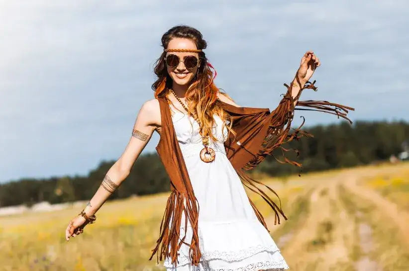 Stylizacje z kamizelką z frędzlami: 10 modnych inspiracji na każdą okazję