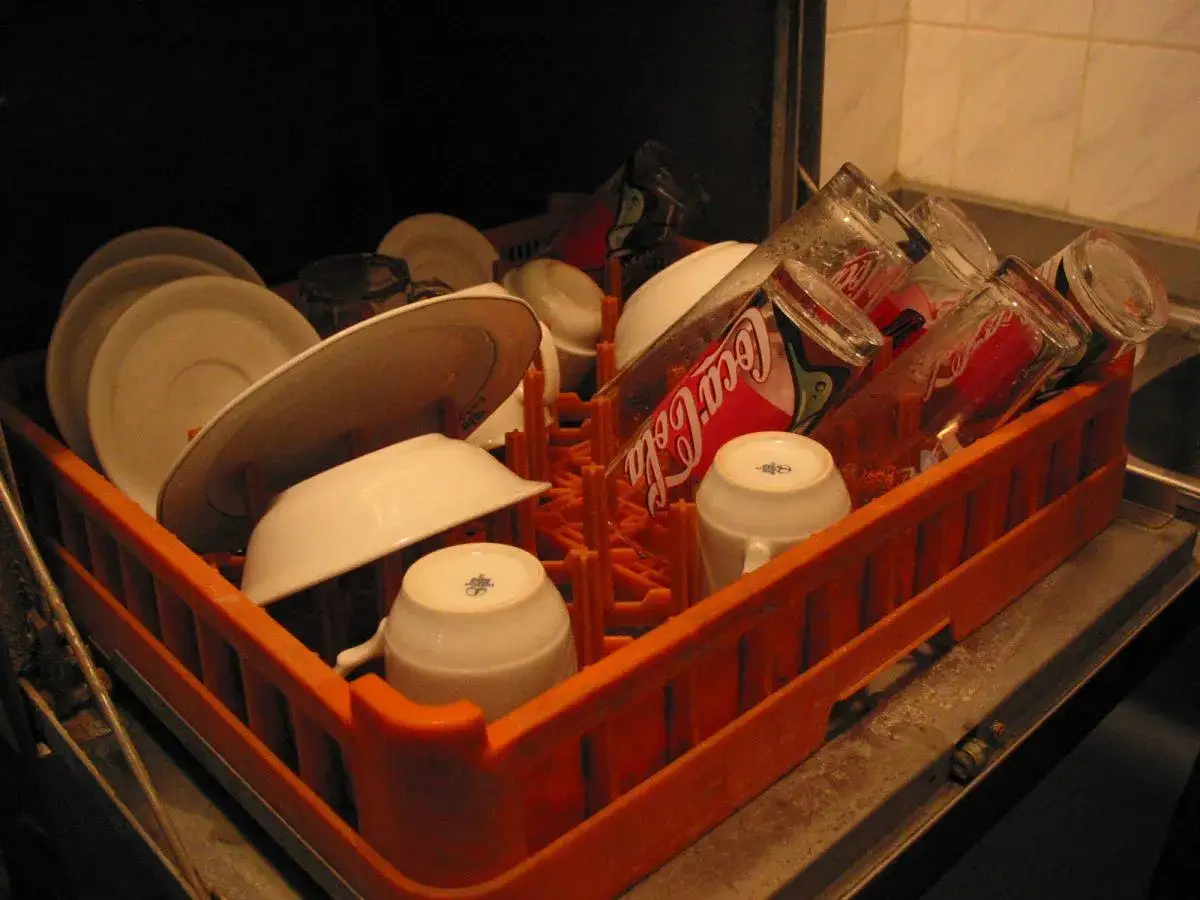 Naczynia w suszarce, szklanki po Coca-Coli, talerze i filiżanki. Co zamiast tabletki do zmywarki?