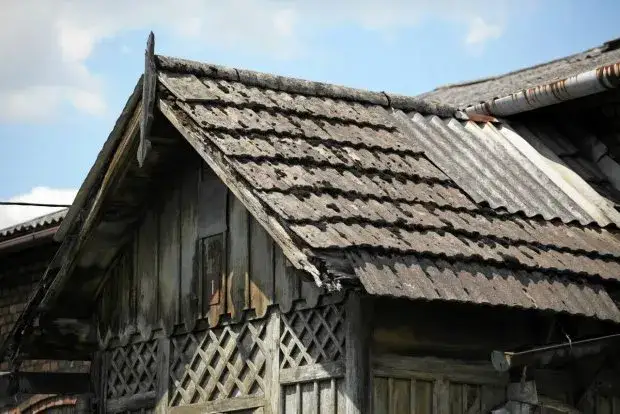 Eternit na dach – zdrowotne zagrożenia i obowiązki właścicieli