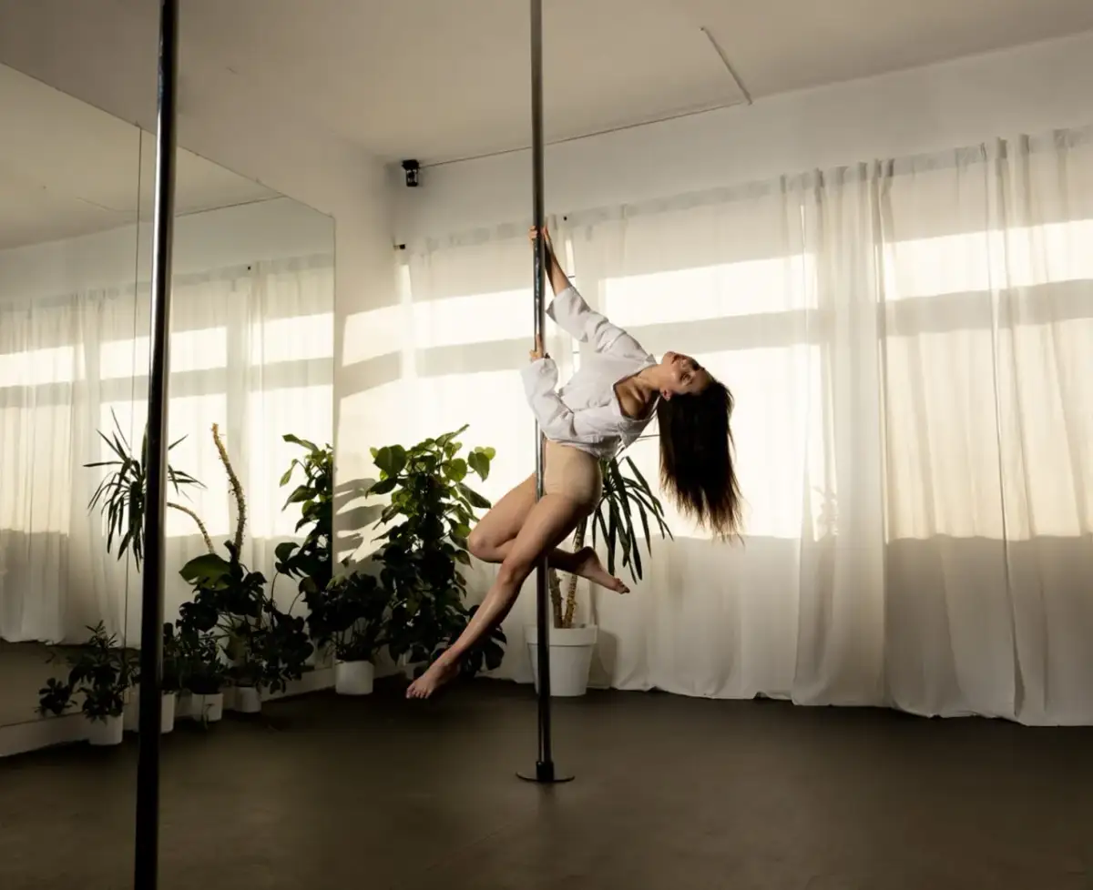 Pole dance: Jak zacząć? Przewodnik dla początkujących bez obaw!