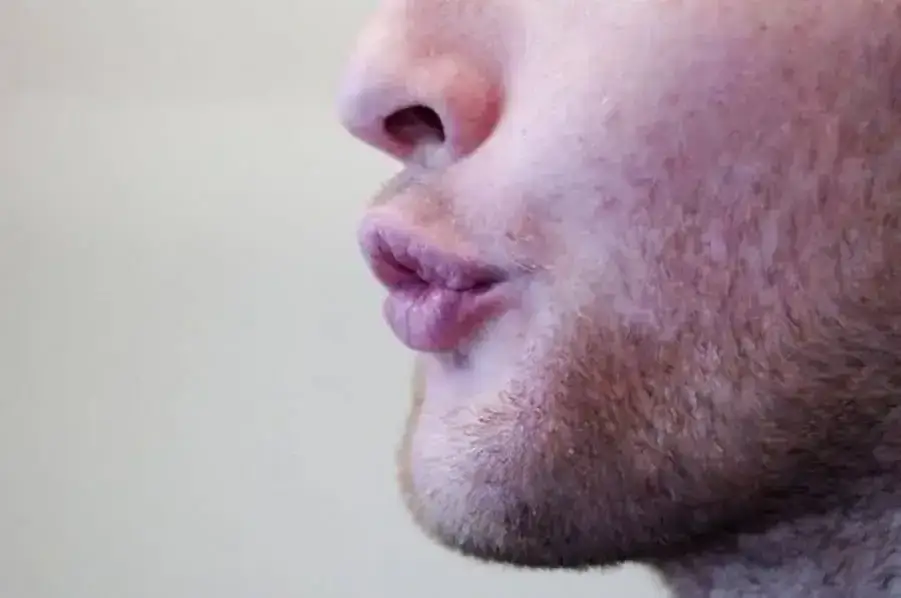 Czy gwizdanie w domu to grzech? Odkryj przesądy i prawdę