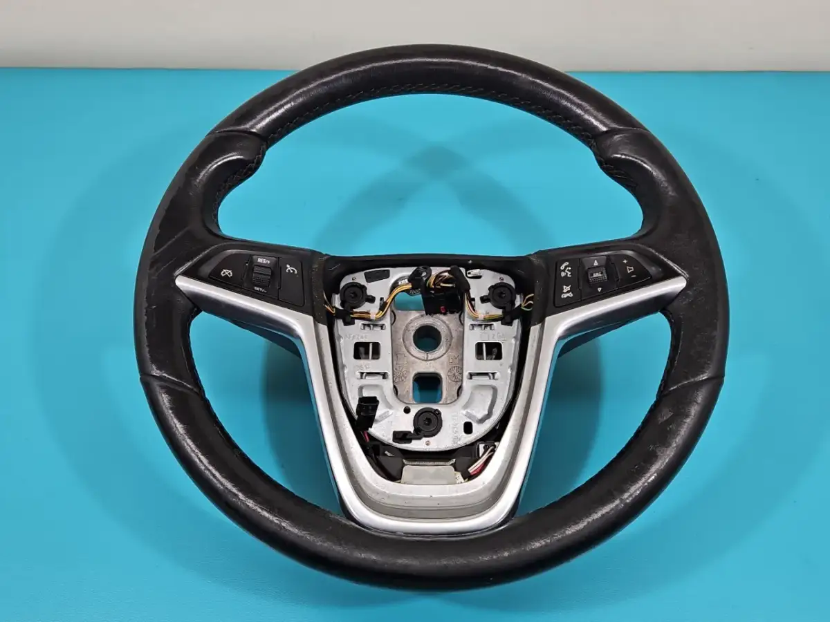 Skórzana kierownica Opel Astra J z przyciskami tempomatu i multimediów.