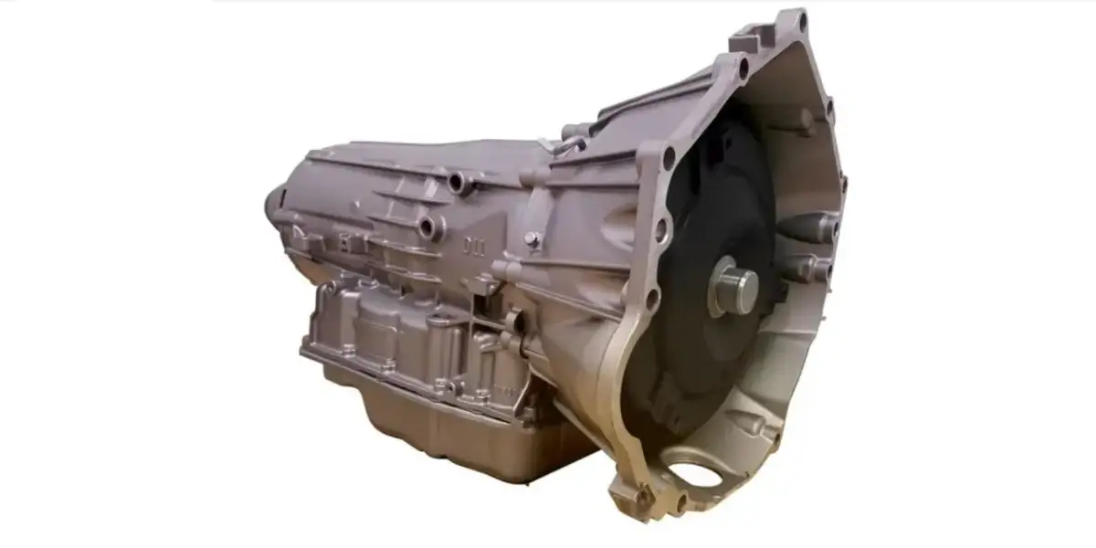 Nowa, metalowa skrzynia biegów gotowa do wymiany.