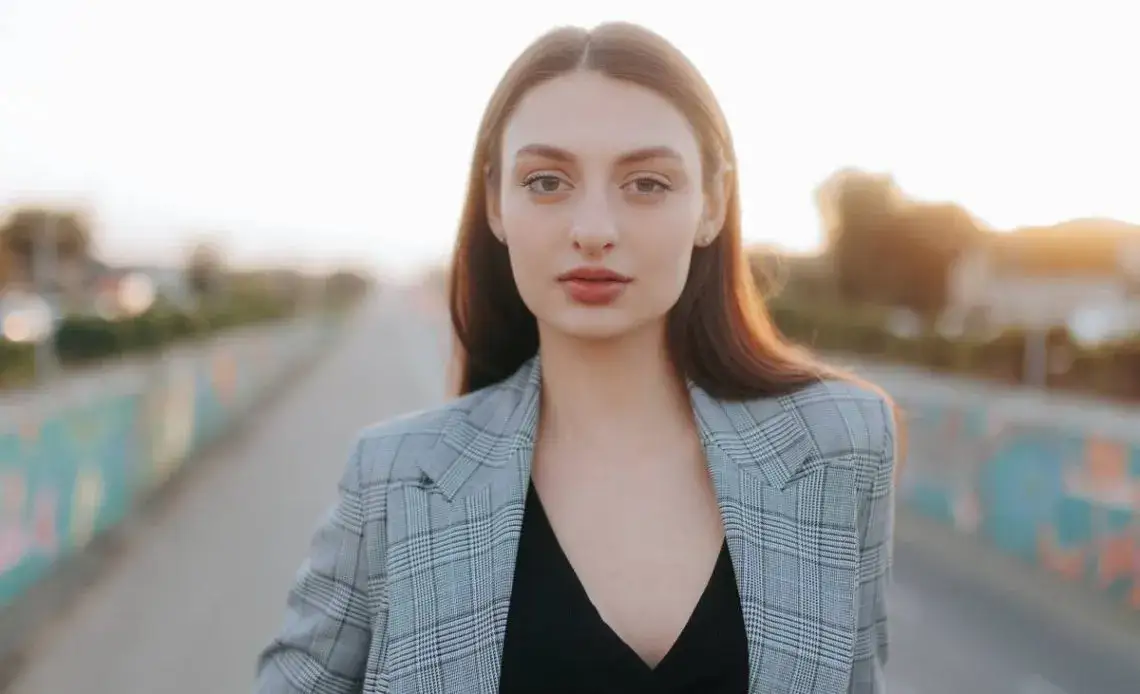 Jaki żakiet do kombinezonu? Unikaj najczęstszych błędów w stylizacji