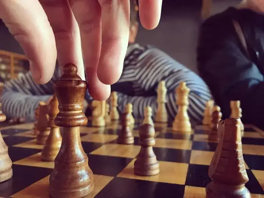 Ile pól ma szachownica? Zaskakująca prawda o 204 kwadratach