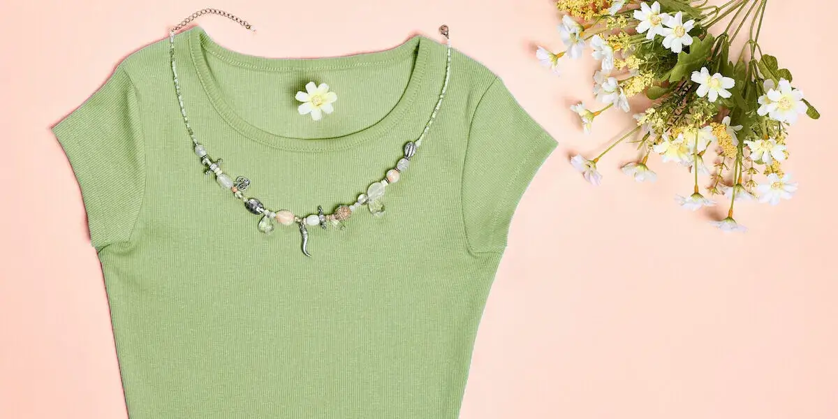 Jakie naszyjniki najlepiej pasują do okrągłego dekoltu? Unikaj błędów