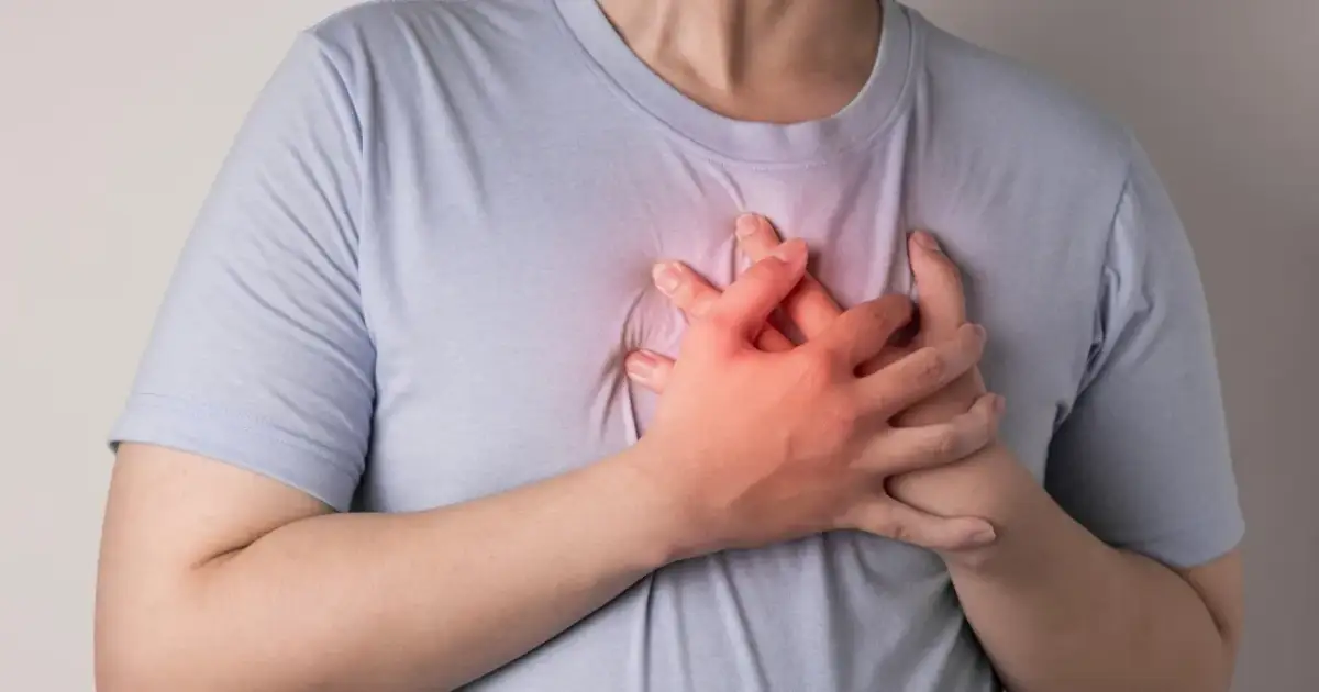 Ból w mostku: Zawał czy zgaga? Kiedy wezwać karetkę?