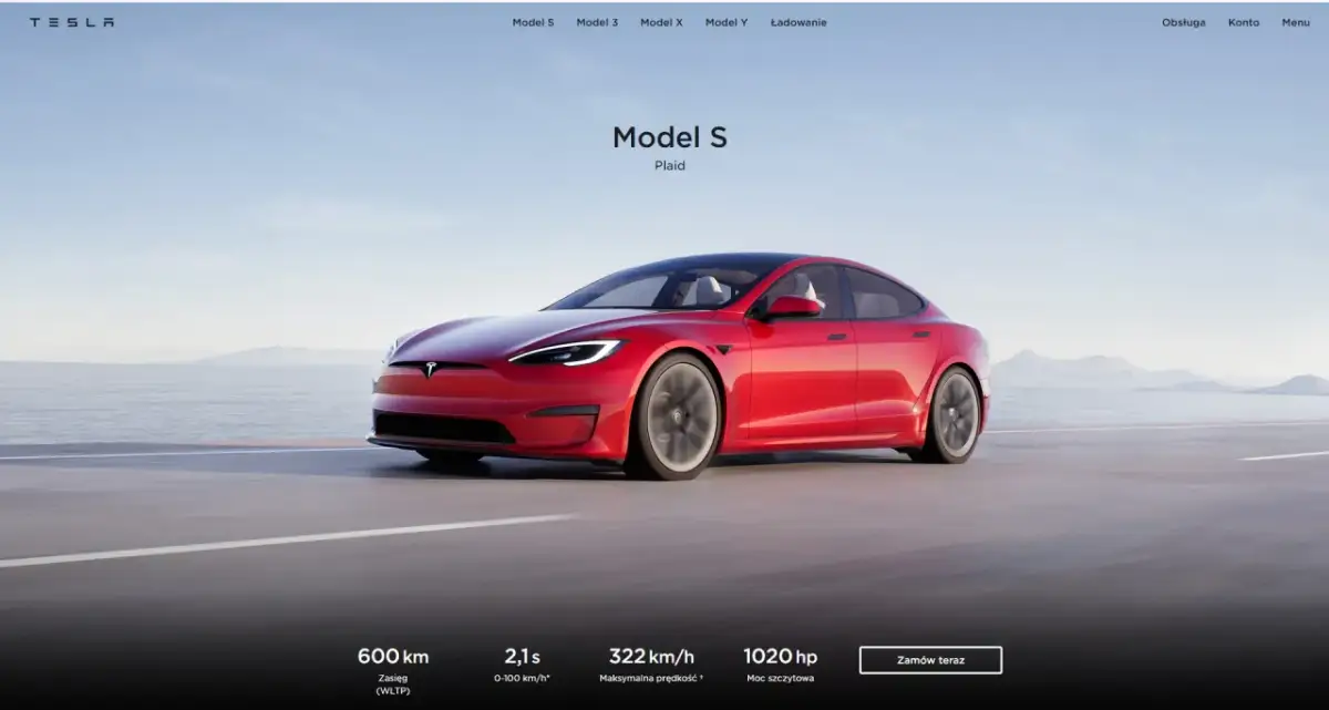 Czerwony Tesla Model S Plaid z mocą 1020 KM pędzi po drodze nad morzem.