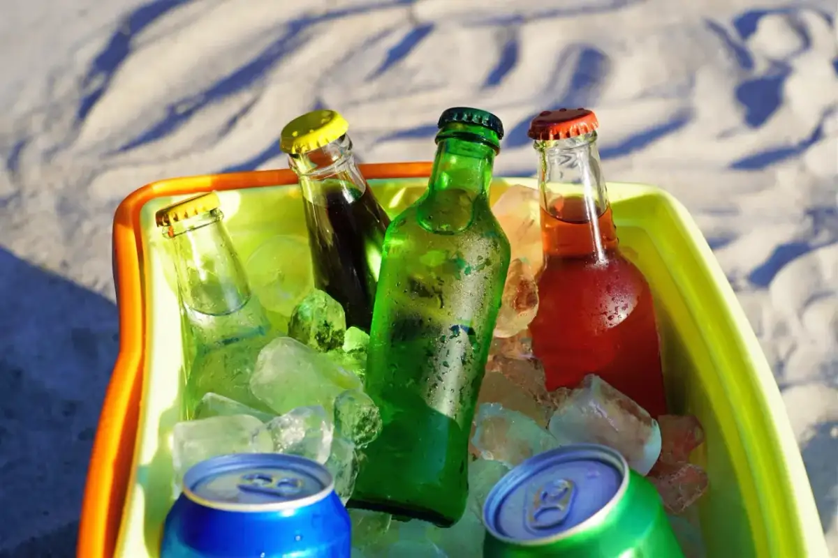 Jak bezpiecznie schłodzić piwo w zamrażarce? Uniknij eksplozji!