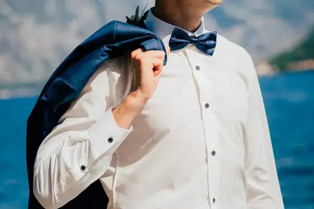 Jaką koszulę do smokingu wybrać, by wyglądać elegancko?
