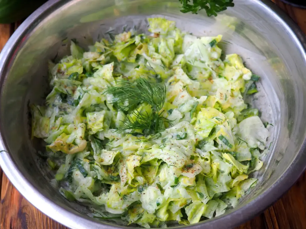 Jak zrobić surówkę z sałaty lodowej w 10 minut - prosta i zdrowa opcja