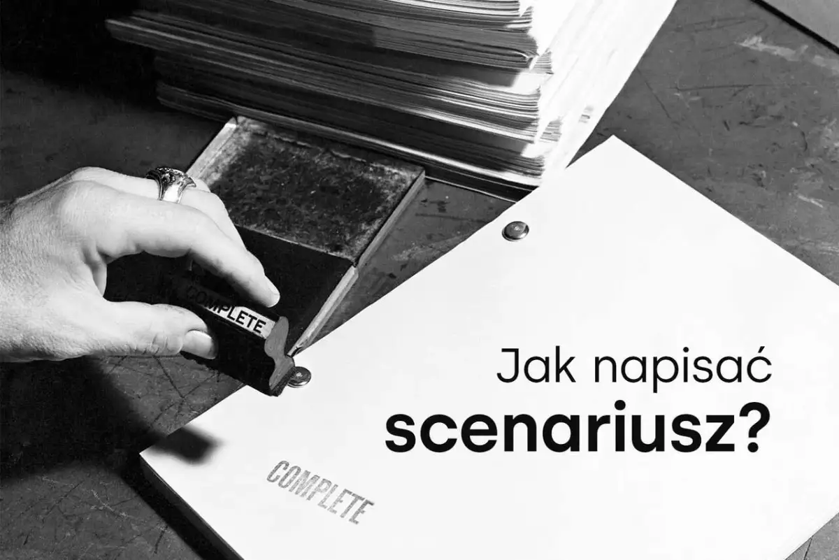 Dłoń z pieczątką "COMPLETE" nad scenariuszem filmowym.