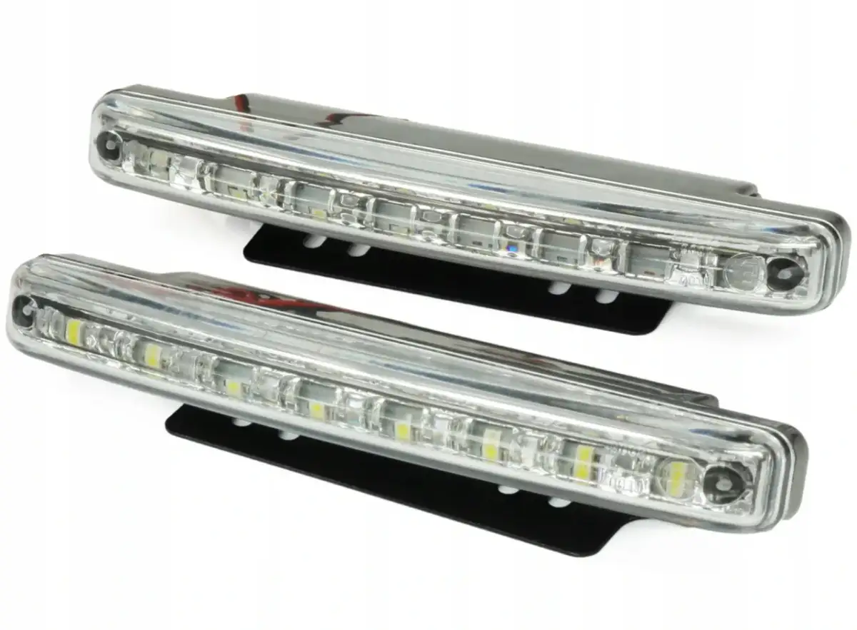 Dwa nowoczesne, prostokątne światła LED do jazdy dziennej, z przezroczystą obudową i czarnymi mocowaniami.