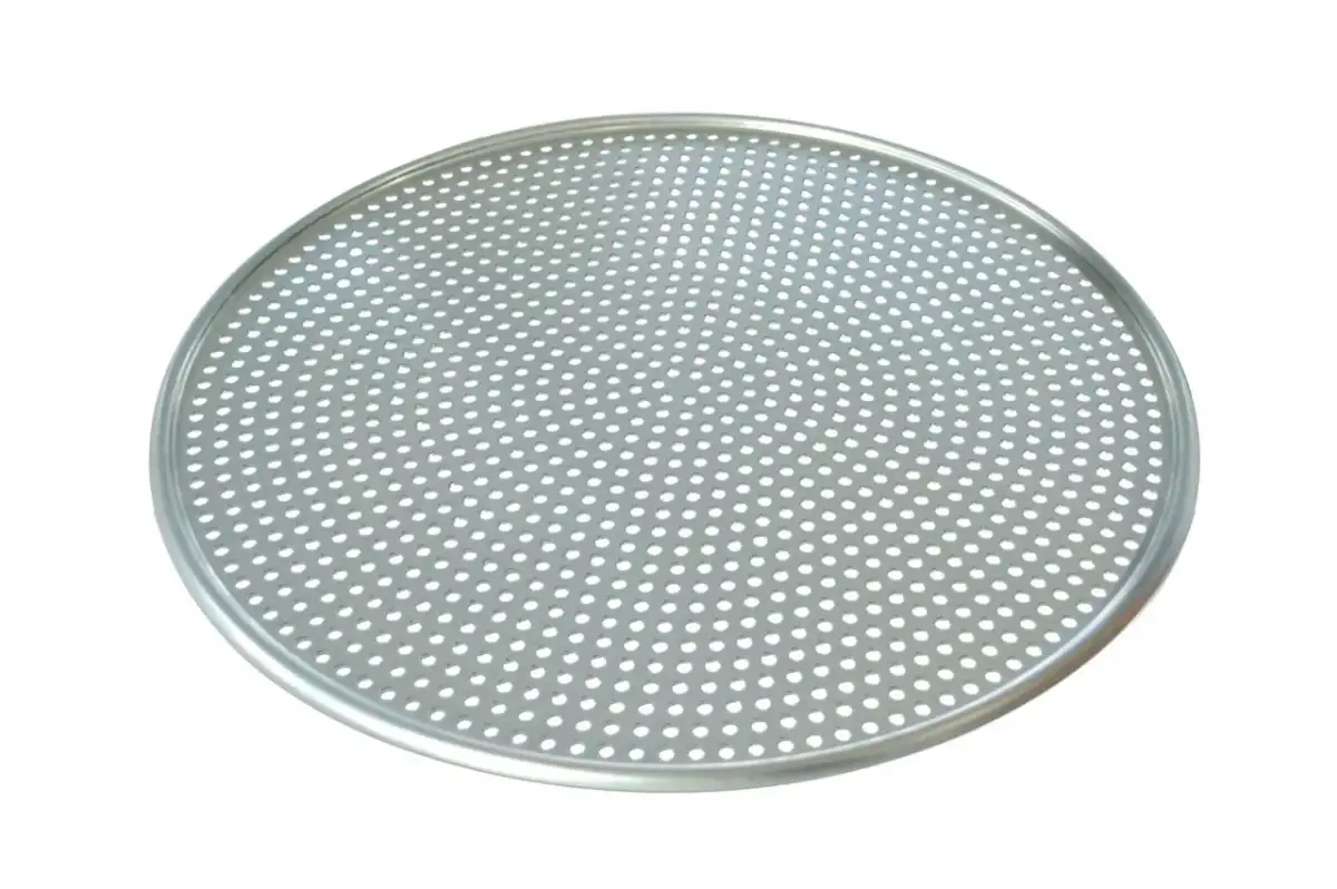 Blacha do pizzy: perforowana czy pełna? Która da chrupki spód?