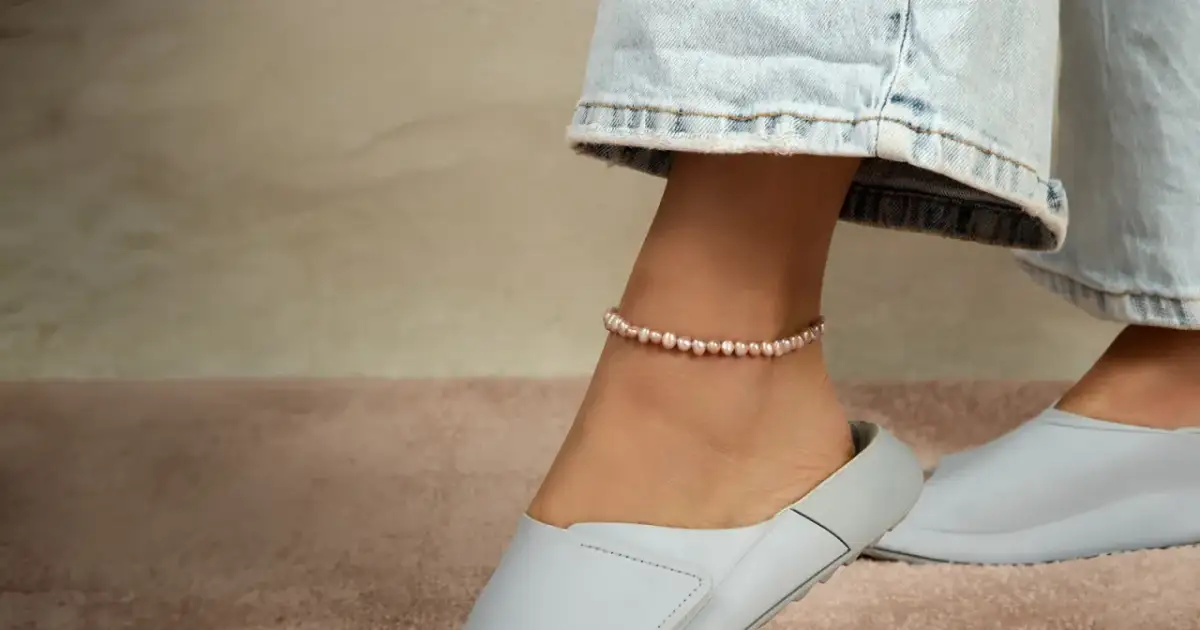 Na której nodze nosić bransoletkę? Stylistka radzi!