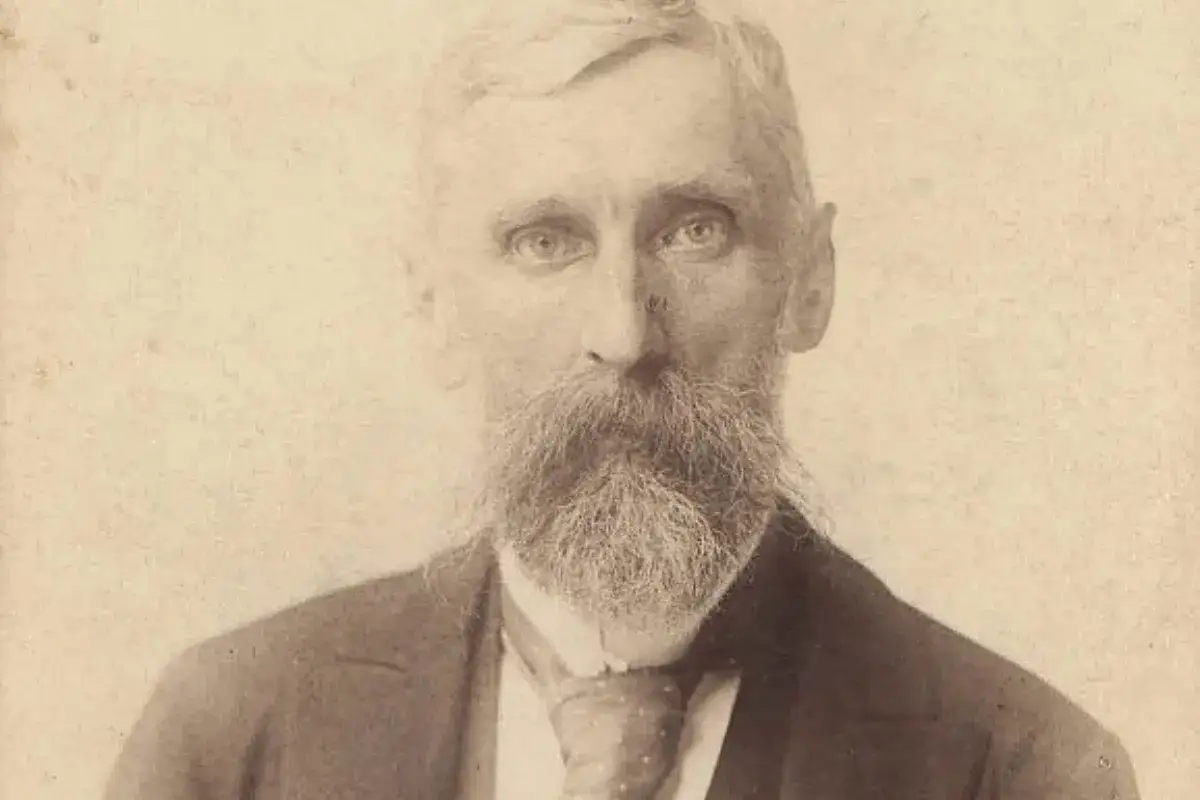 Portret starszego mężczyzny z bujną brodą i wąsami, ubranego w garnitur i krawat. Adam Asnyk do młodych.